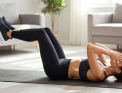 Cara Melakukan Gerakan Bicycle Crunch Guna Membentuk Otot Perut Bagian Samping